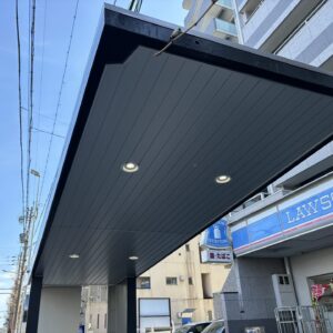 駅入り口の天井パネル